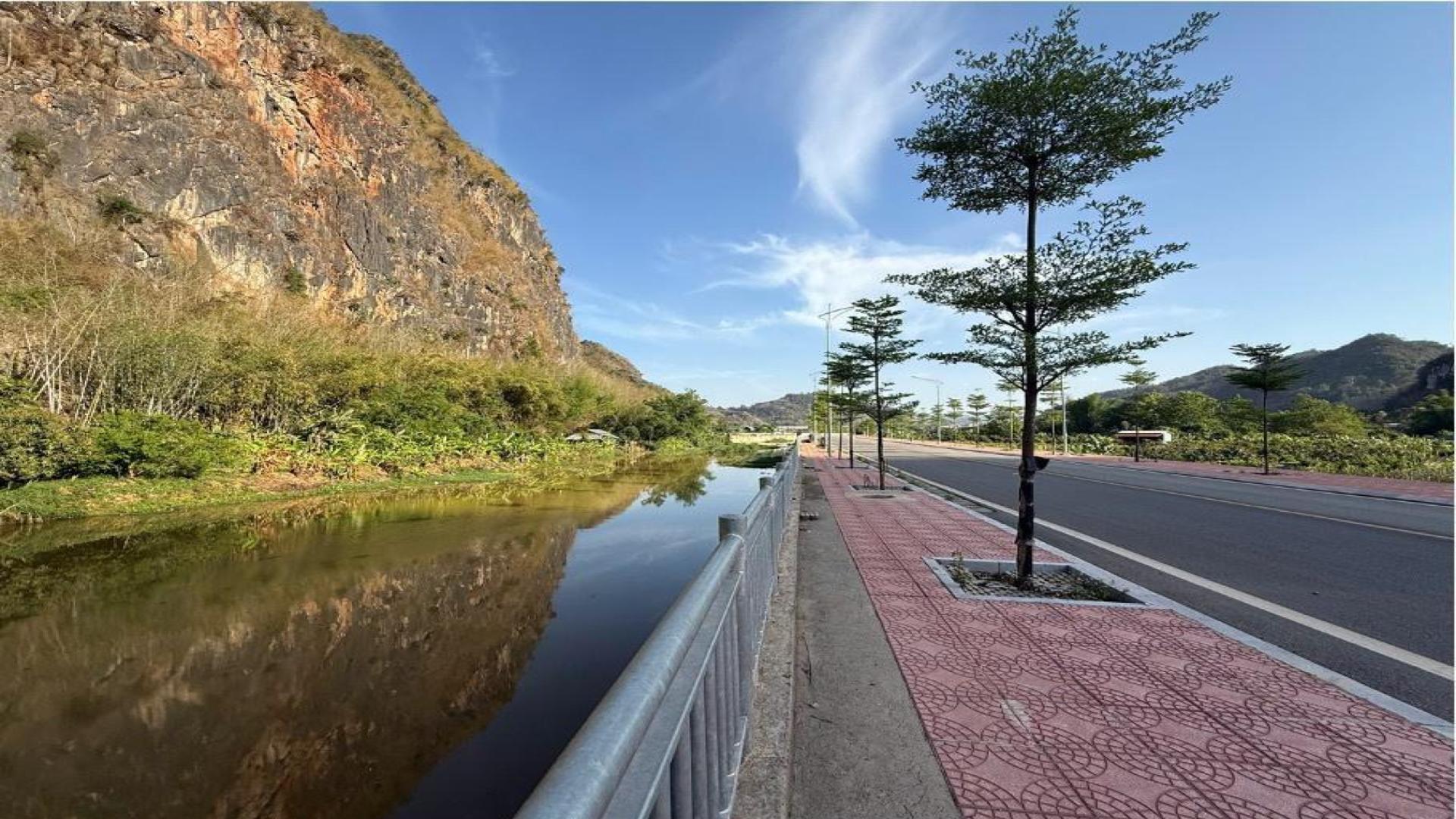 Kè suối Nậm La và đường quy hoạch 35m — ranh phía Đông dự án Eco Valley